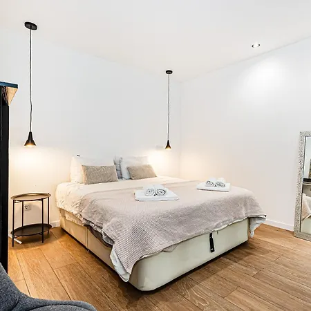 Golden Coast Apartment